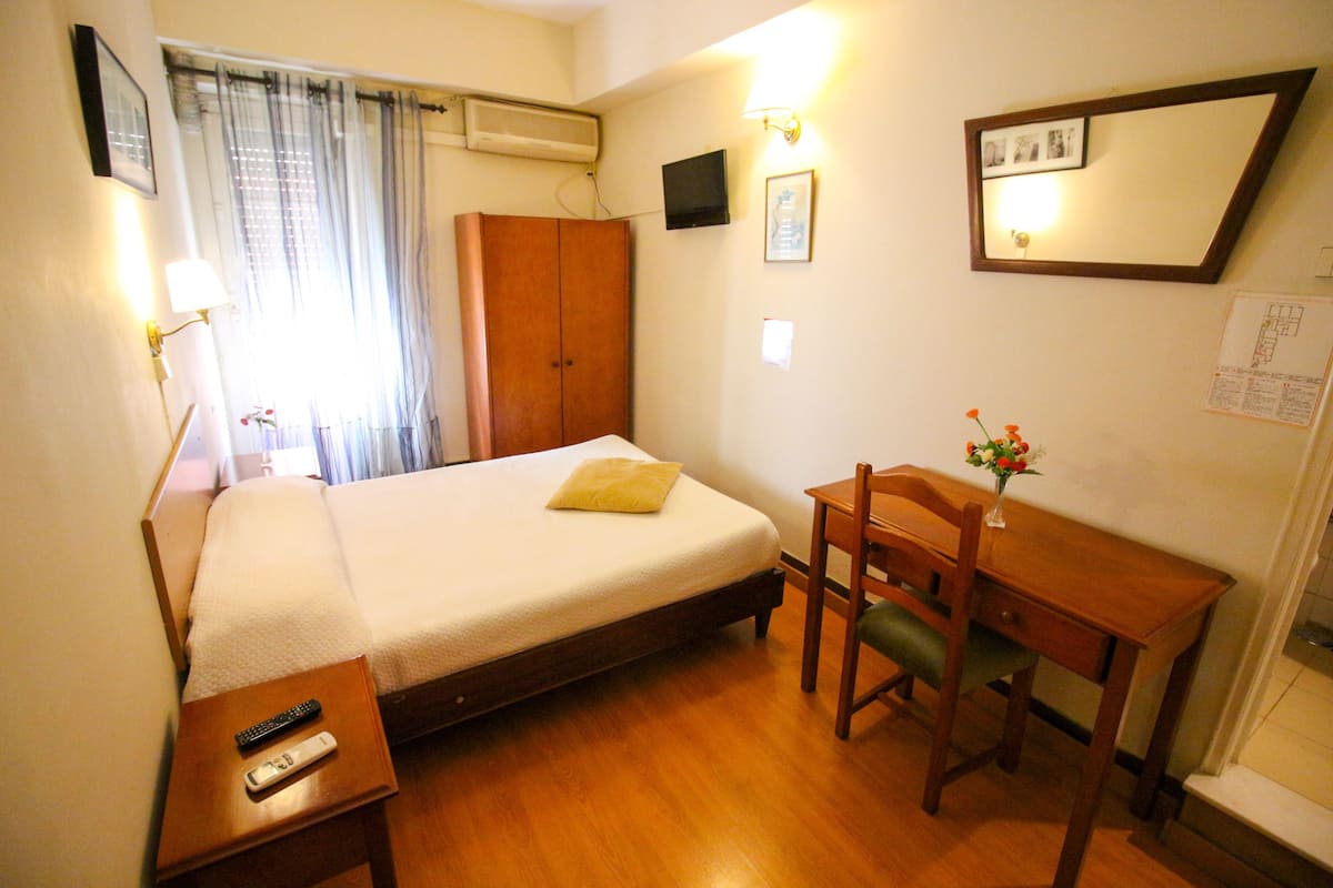 Habitación doble | Escritorio, cunas gratuitas, wifi gratis y ropa de cama