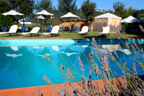 屋内プール、季節限定屋外プール