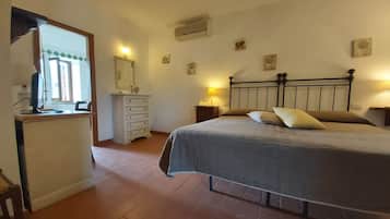 Classic Room | 1 bedroom, desk, cots/infant beds, free WiFi