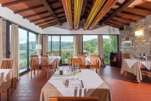 Frühstück, Mittagessen, Abendessen, lokale Küche