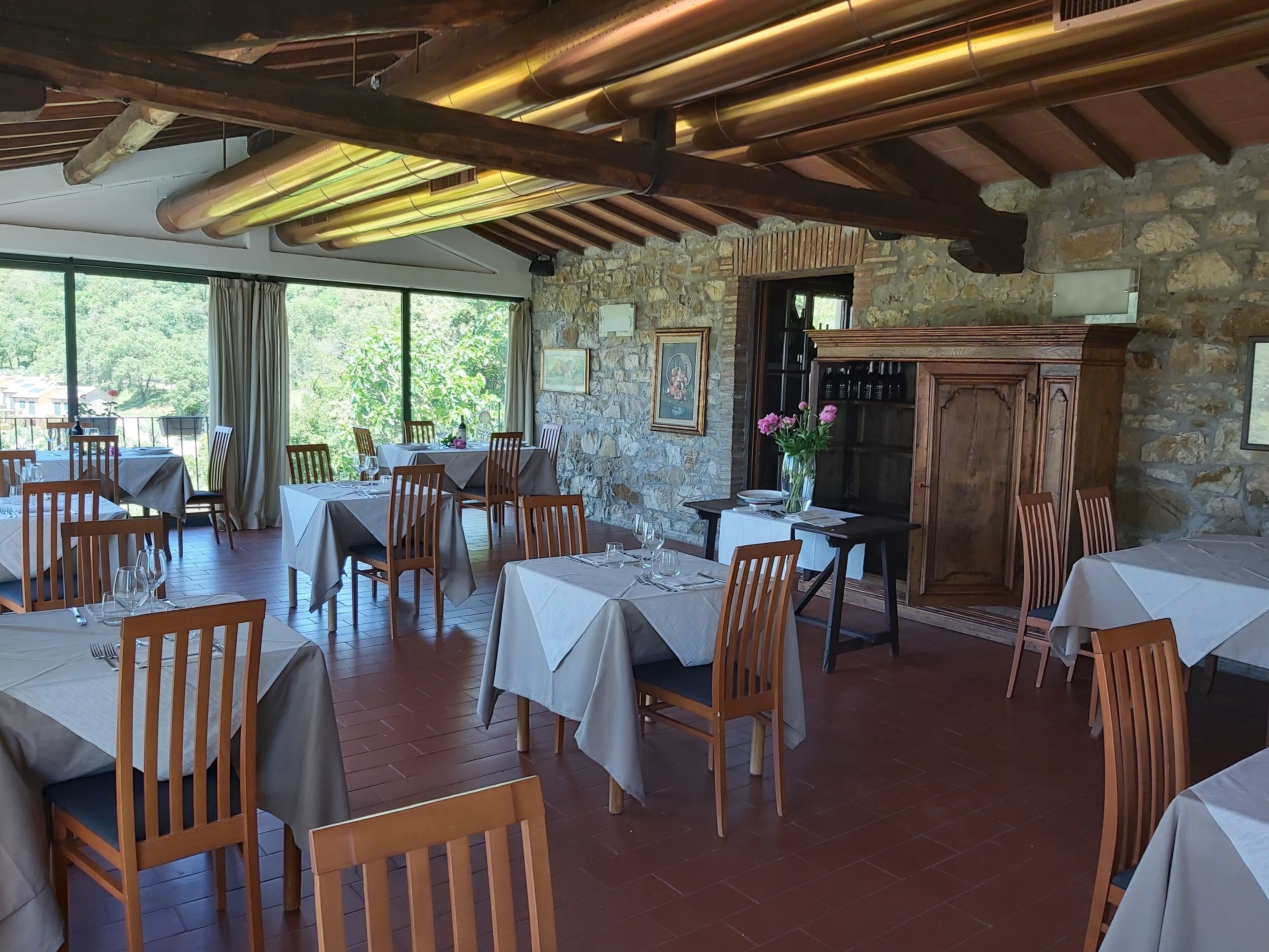 Petit déjeuner et déjeuner servis sur place, spécialités Cuisine locale