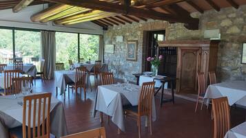 Se sirven desayunos, comidas, cenas y cocina local