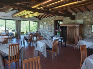 朝食、ランチ、ディナーに営業 (郷土料理)