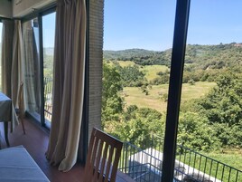 供应早餐、午餐和晚餐，地方菜