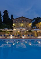 Una piscina al aire libre de temporada, sillones reclinables de piscina