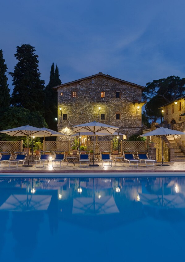 Piscina all'aperto, lettini