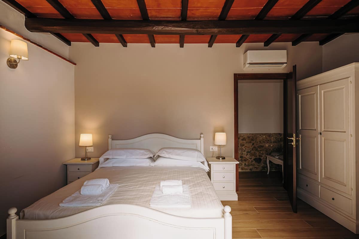 Economy Room, 1 Queen Bed | 1 bedroom, down comforters, blackout drapes, iron/ironing board