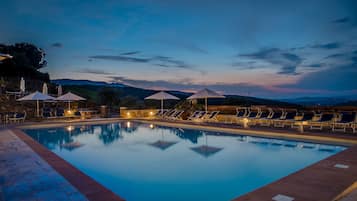 Piscine extérieure, chaises longues