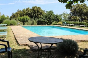 Piscina externa, espreguiçadeiras