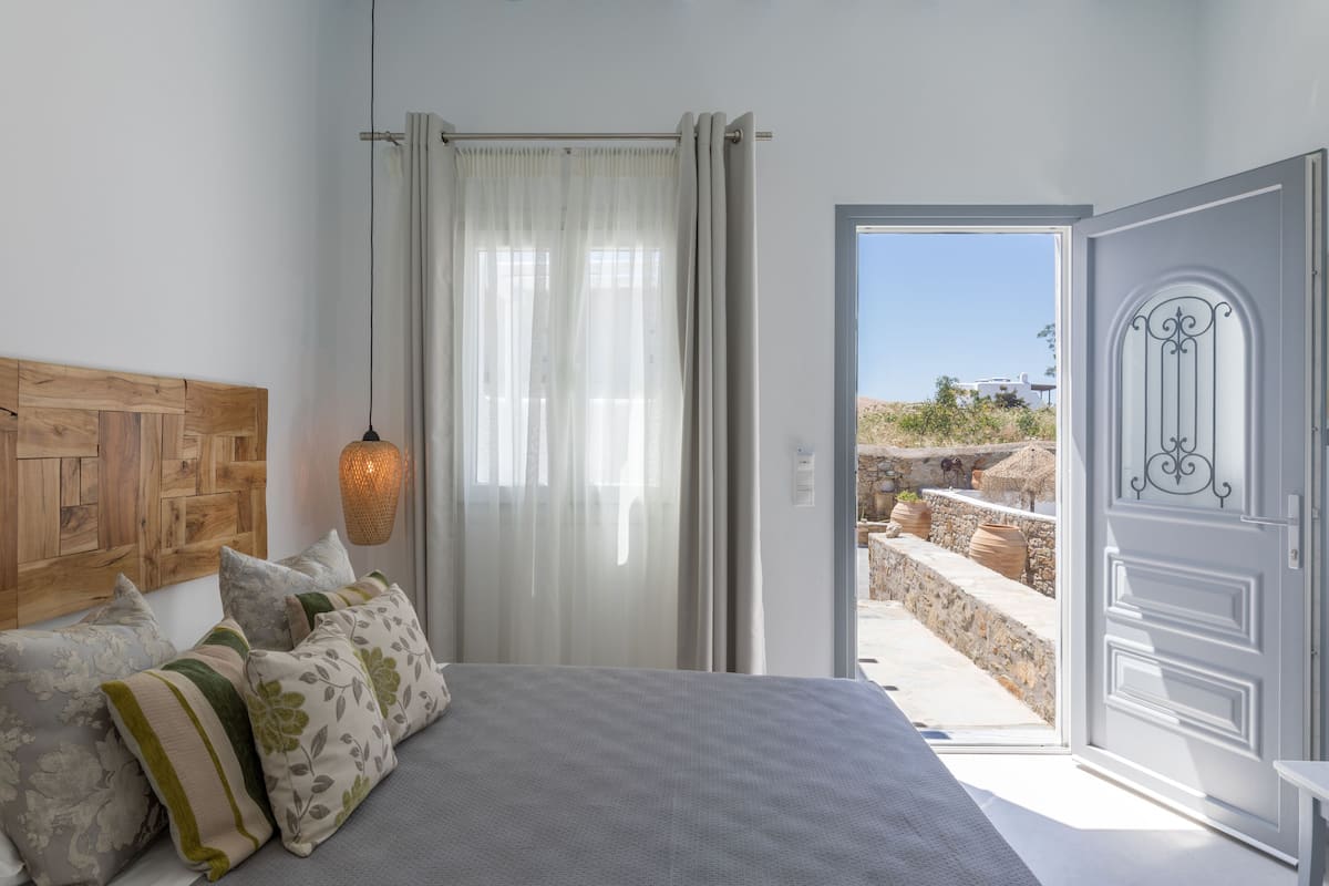 Petite Room with Terrace and Garden View | Vue de la chambre