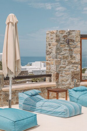 Una piscina al aire libre de temporada, sombrillas