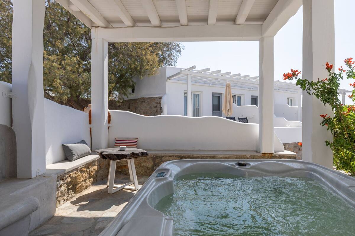 Superior Suite with Outdoor Hot Tub and Partial Sea View | 객실 내 금고, 무료 WiFi, 침대 시트