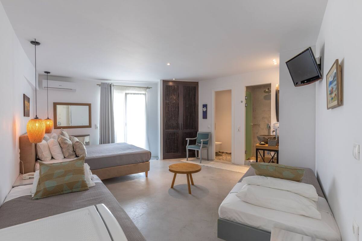 Quadruple Room with Terrace - Ground Floor | 객실 내 금고, 무료 WiFi, 침대 시트