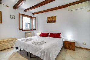 Escritorio, cortinas blackout y tabla de planchar con plancha