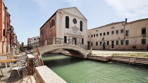 A historic building with a bridge over a canal, surrounded by other buildings. - Bed & Breakfast Giardini (Venice)