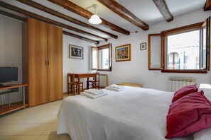 Casa, 1 cama matrimonial, cocineta | Escritorio, cortinas blackout y tabla de planchar con plancha