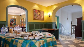 Bữa sáng buffet hàng ngày với phụ phí nhỏ