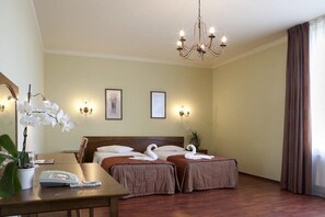 Bộ đồ giường kháng dị ứng, minibar, két bảo mật tại phòng, bàn