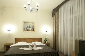 Hypo-allergenic bedding, minibar, in-room safe, desk