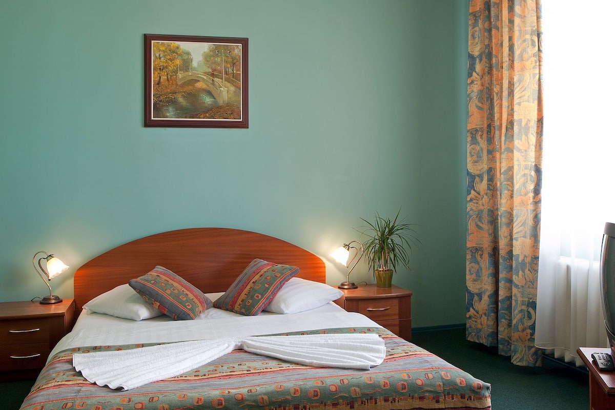 Family Room | Hypo-allergenic bedding available, minibar, in-room safe, desk