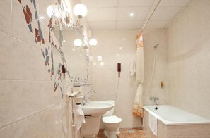 Habitación familiar | Baño | Secador de pelo y toallas
