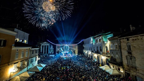 A crowded square with a stage and fireworks in the background. - Grand Hotel Brioni Pula A Radisson Collection Hotel (Pula)