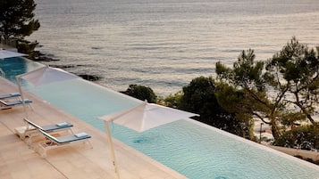 Piscina coperta, piscina stagionale all'aperto, cabanas (a pagamento)