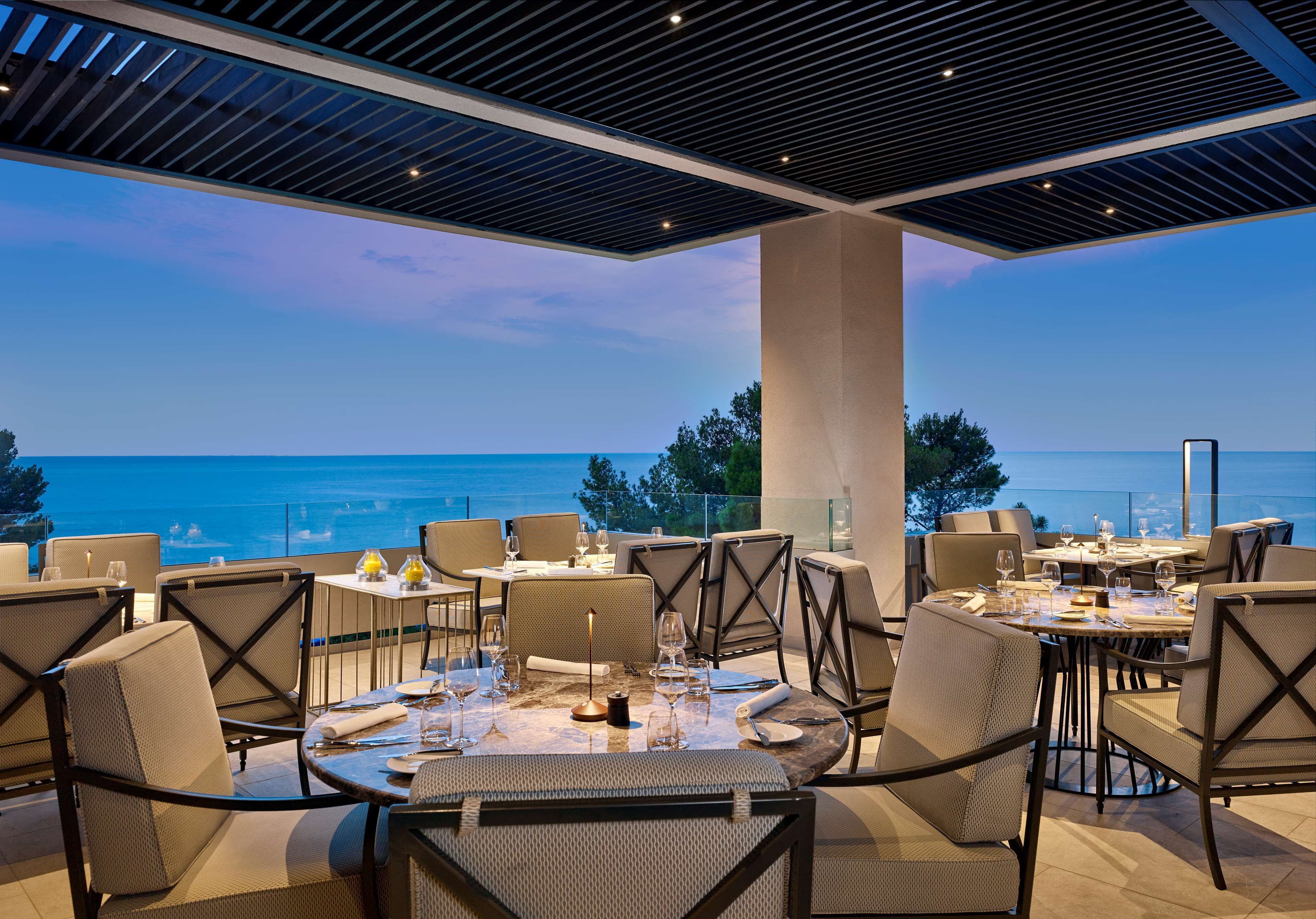 3 restaurants, breakfast, lunch, dinner served; international cuisine 