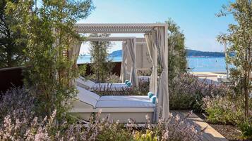 Sun-loungers, beach umbrellas, snorkelling, waterskiing