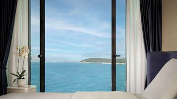Suite, uitzicht op zee (Grand Brioni) | Luxe beddengoed, een kluis op de kamer, een bureau, een laptopwerkplek