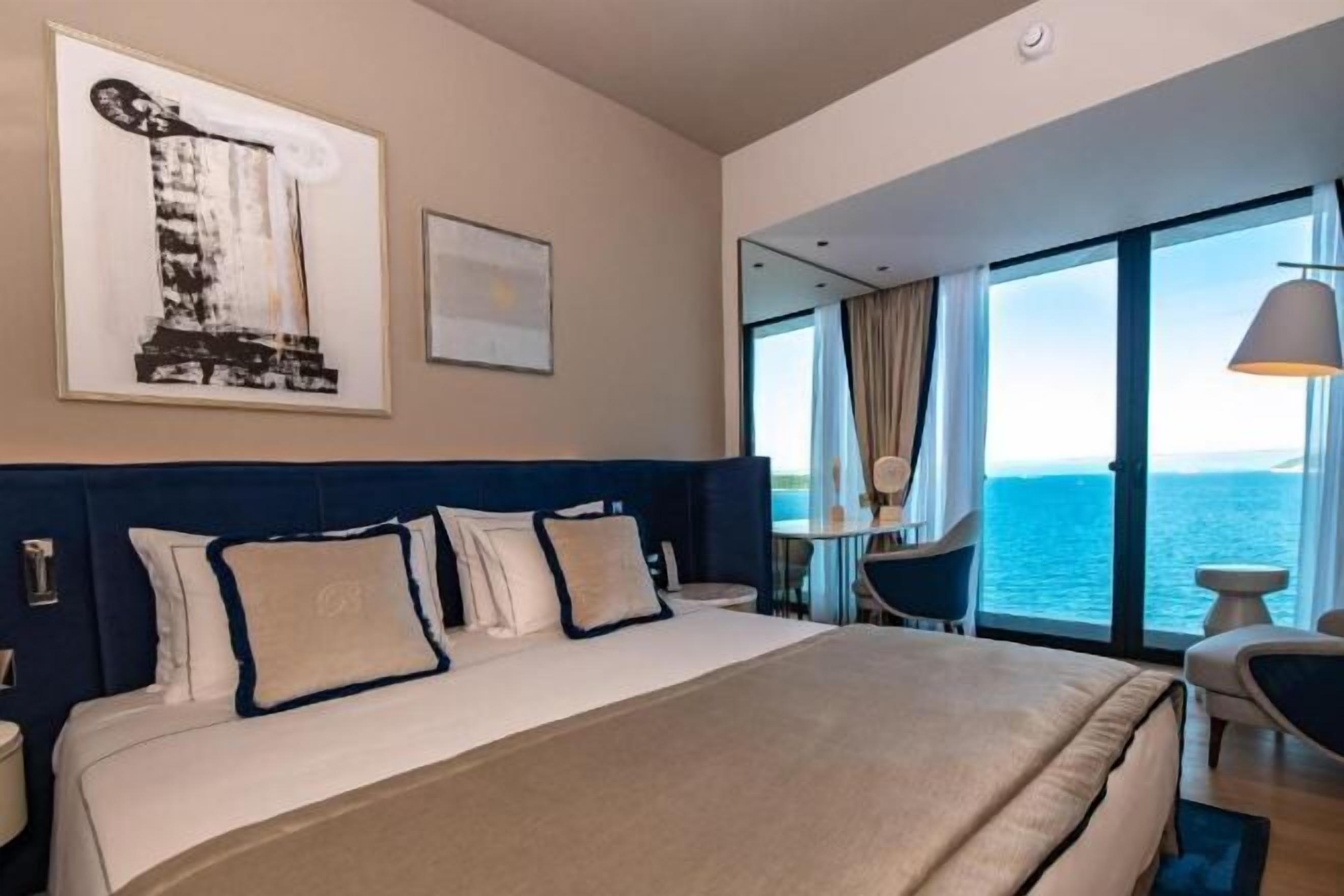 高級寝具、セーフティボックス (室内)、デスク、ノートパソコン用作業スペース