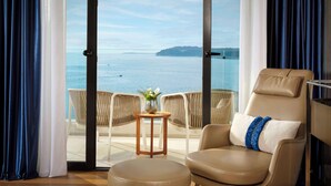 A room with a view of the sea, a leather chair, wicker chairs, and a small table with a vase. - Grand Hotel Brioni Pula A Radisson Collection Hotel (Pula)