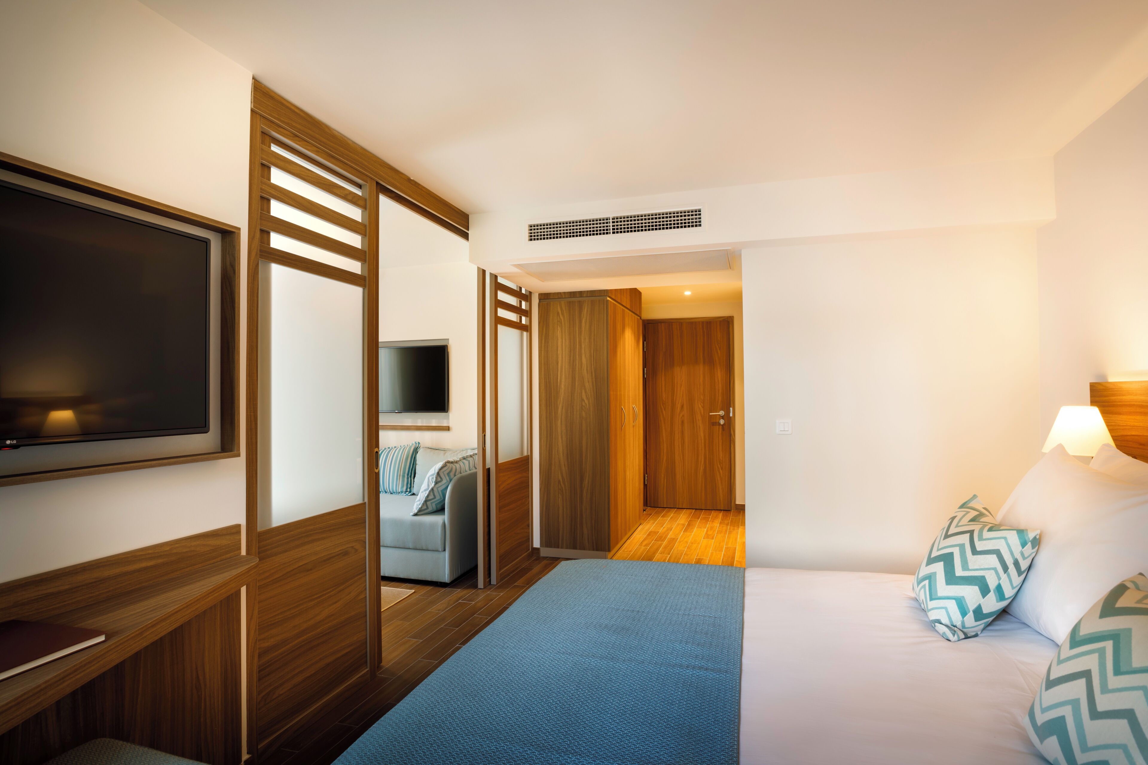 1 bedroom, cribs (surcharge)