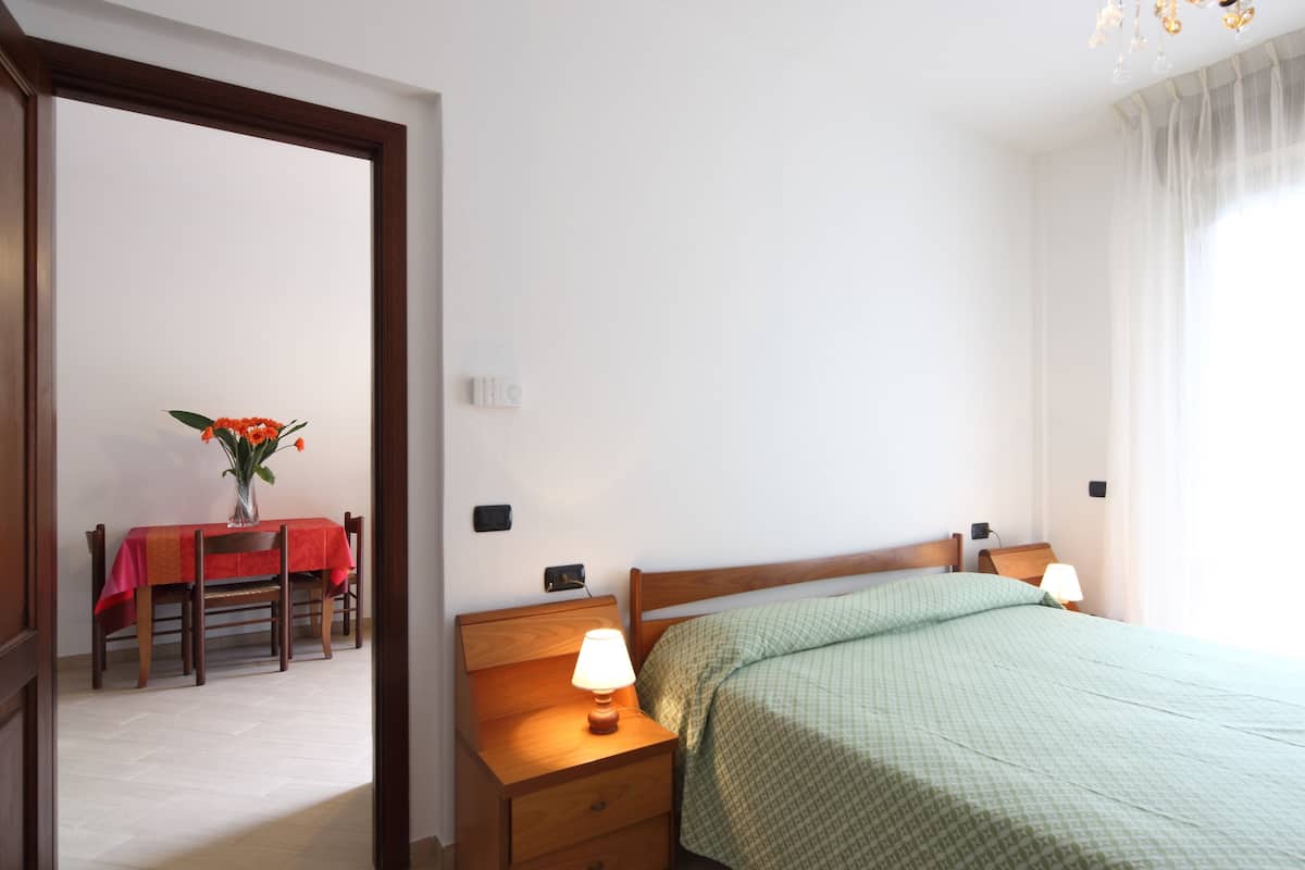 Premium bedding, in-room safe, desk, soundproofing