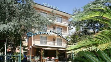 A hotel named Residence Kriss with a balcony and outdoor seating area.