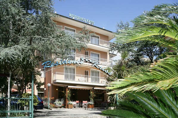 Das Hotel Residence Kriss mit Balkon und Sitzgelegenheit im Freien.