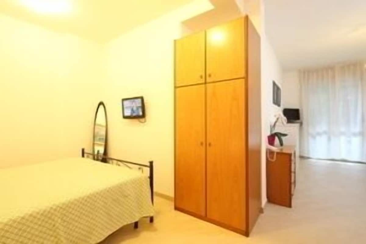 Premium bedding, in-room safe, desk, soundproofing