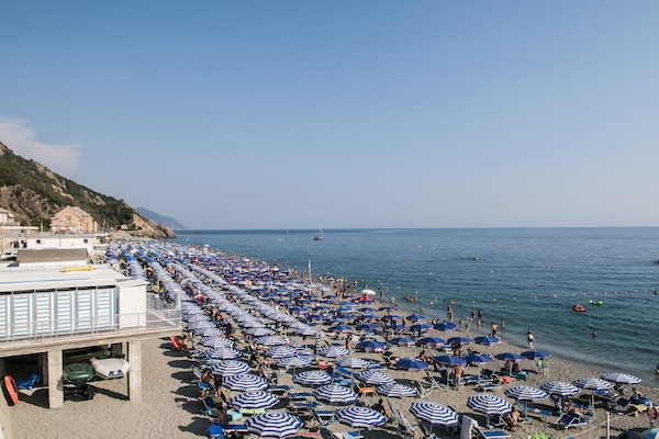 Plage privée à proximité, chaise longue, parasol