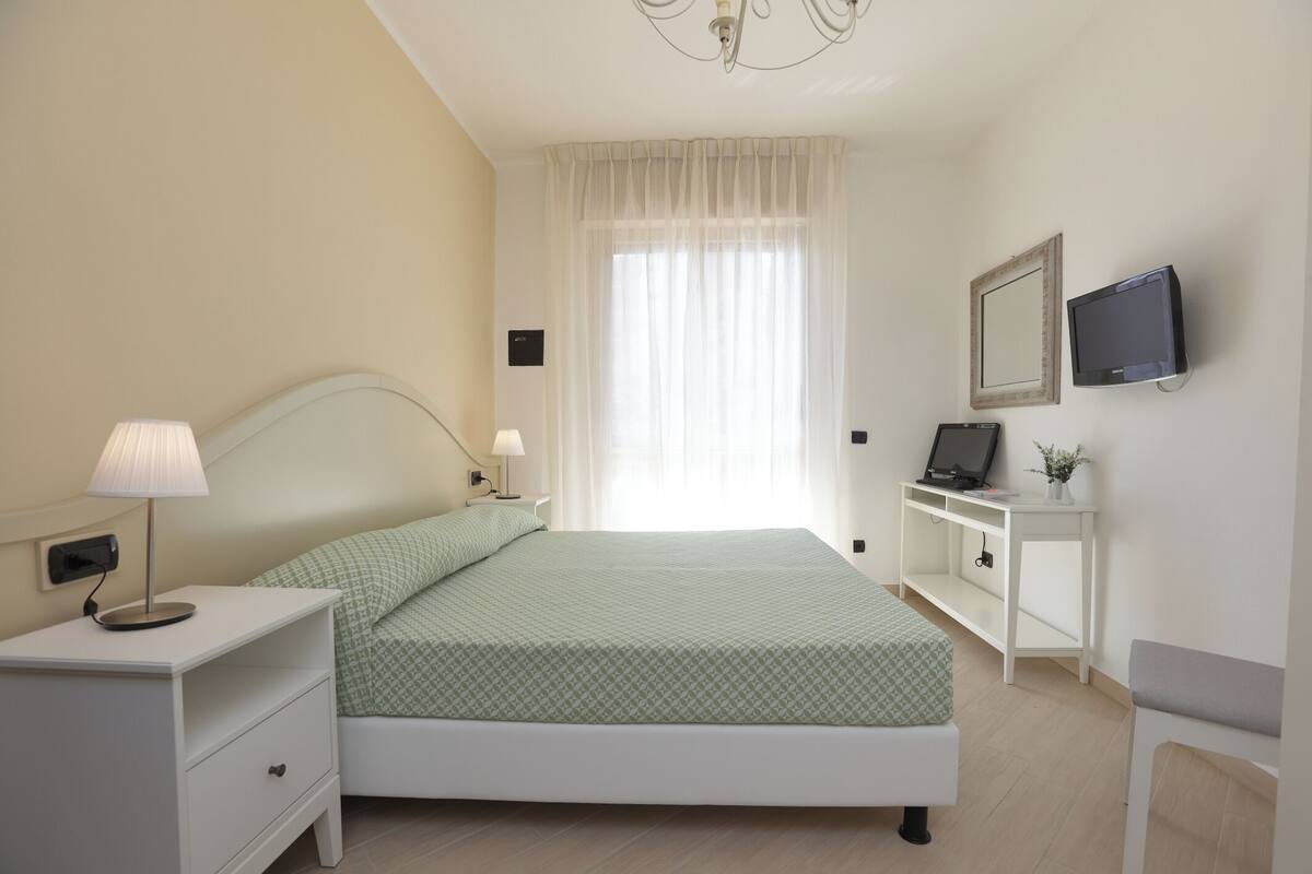 Apartment for 3 people | Premium bedding, in-room safe, desk, soundproofing