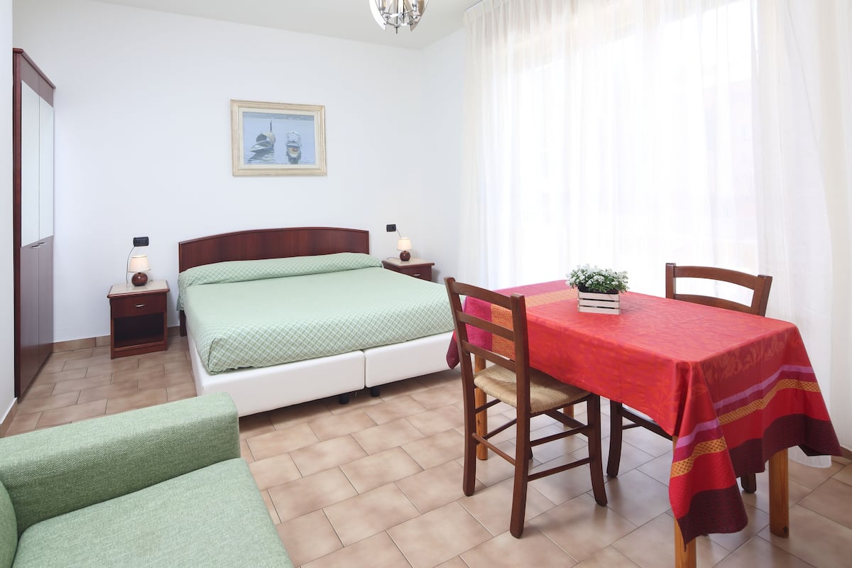 Premium bedding, in-room safe, desk, soundproofing