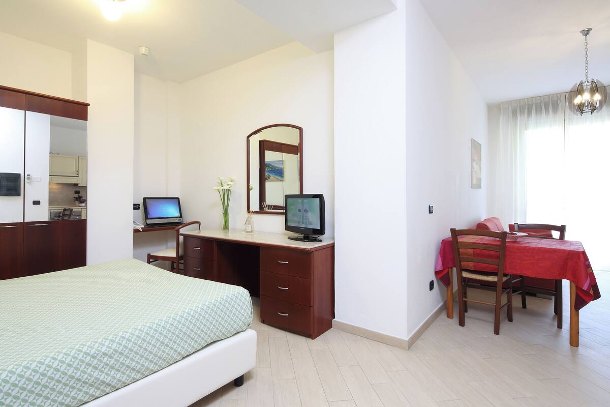 Studio for 3 people | Premium bedding, in-room safe, desk, soundproofing