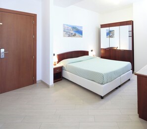 Studio für 3 Personen | Hochwertige Bettwaren, Zimmersafe, Schreibtisch, schallisolierte Zimmer