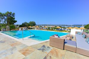 Seasonal outdoor pool, free pool cabanas, pool umbrellas - Hotel Kanajt (Punat)