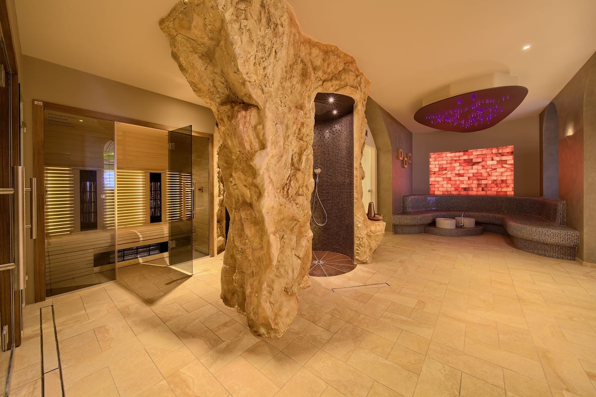 sauna, hot tub, steam room, body treatments, manicures and pedicures