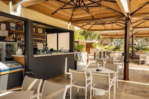 Bar en bord de piscine