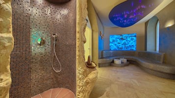 Sauna, boblebad, dampbad, kropsbehandlinger, manicure og pedicure