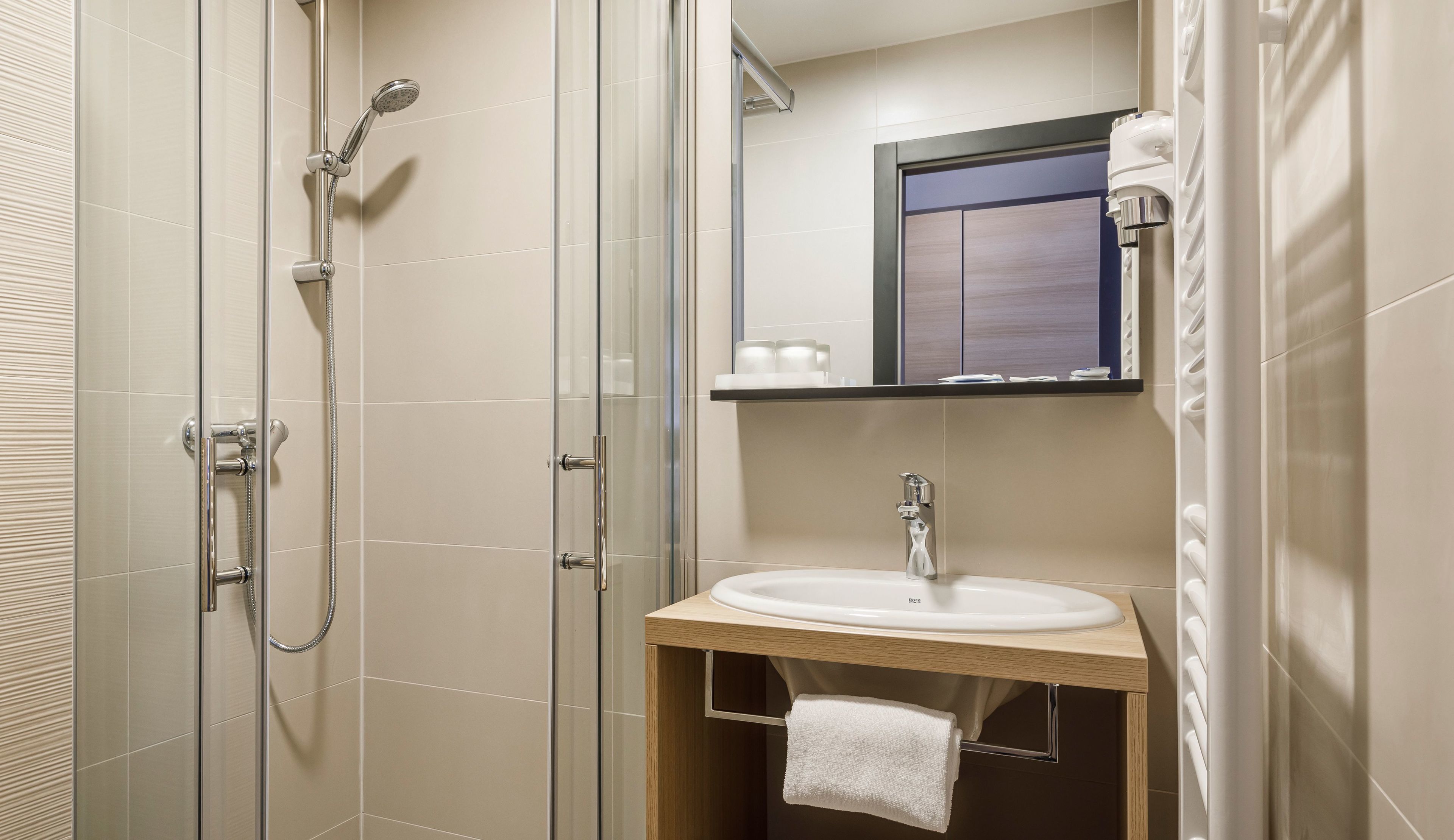 standard twin room, sea view | bathroom | shower, free toiletries, hair dryer, towels