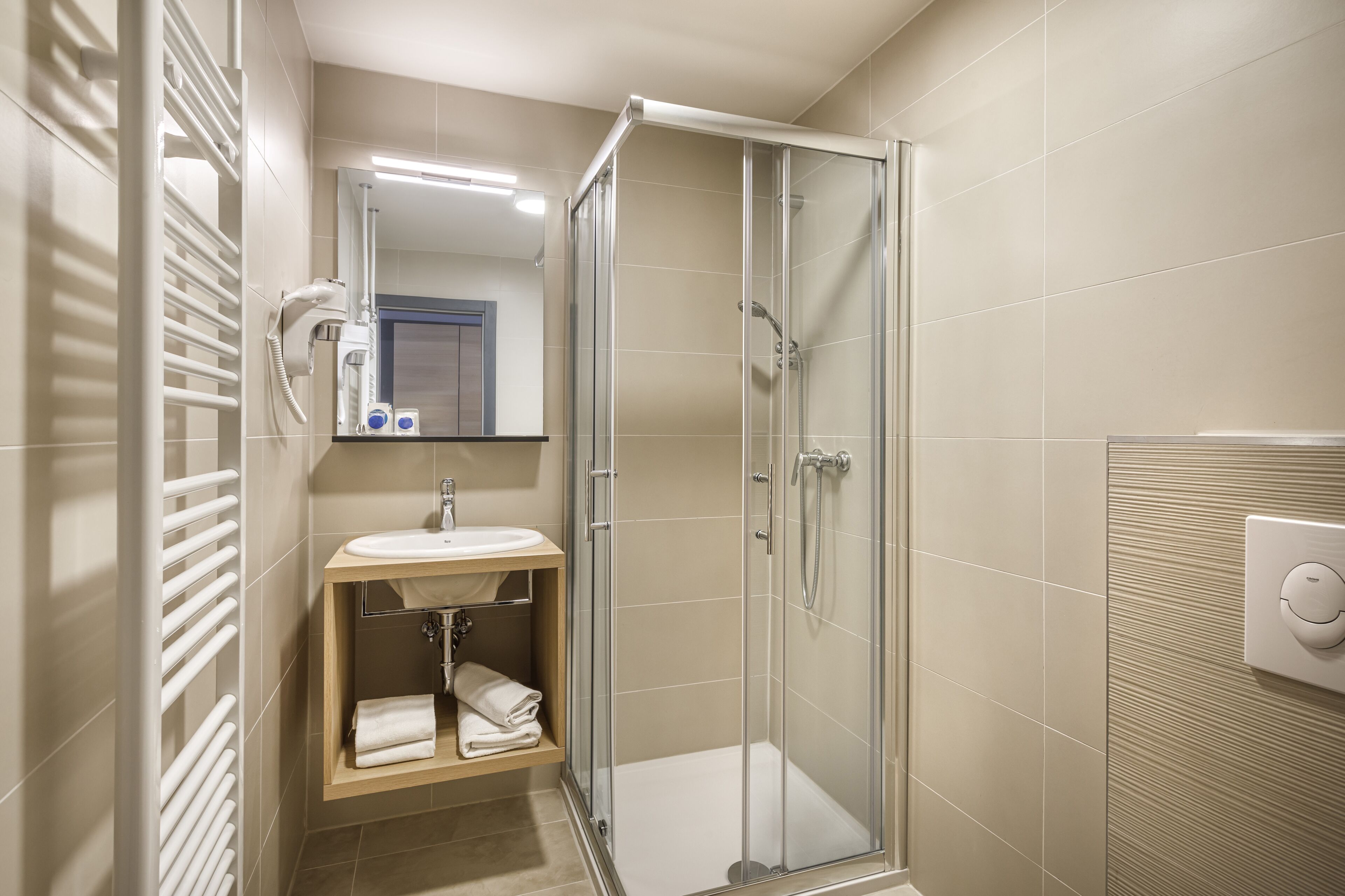 standard twin room | bathroom | shower, free toiletries, hair dryer, towels