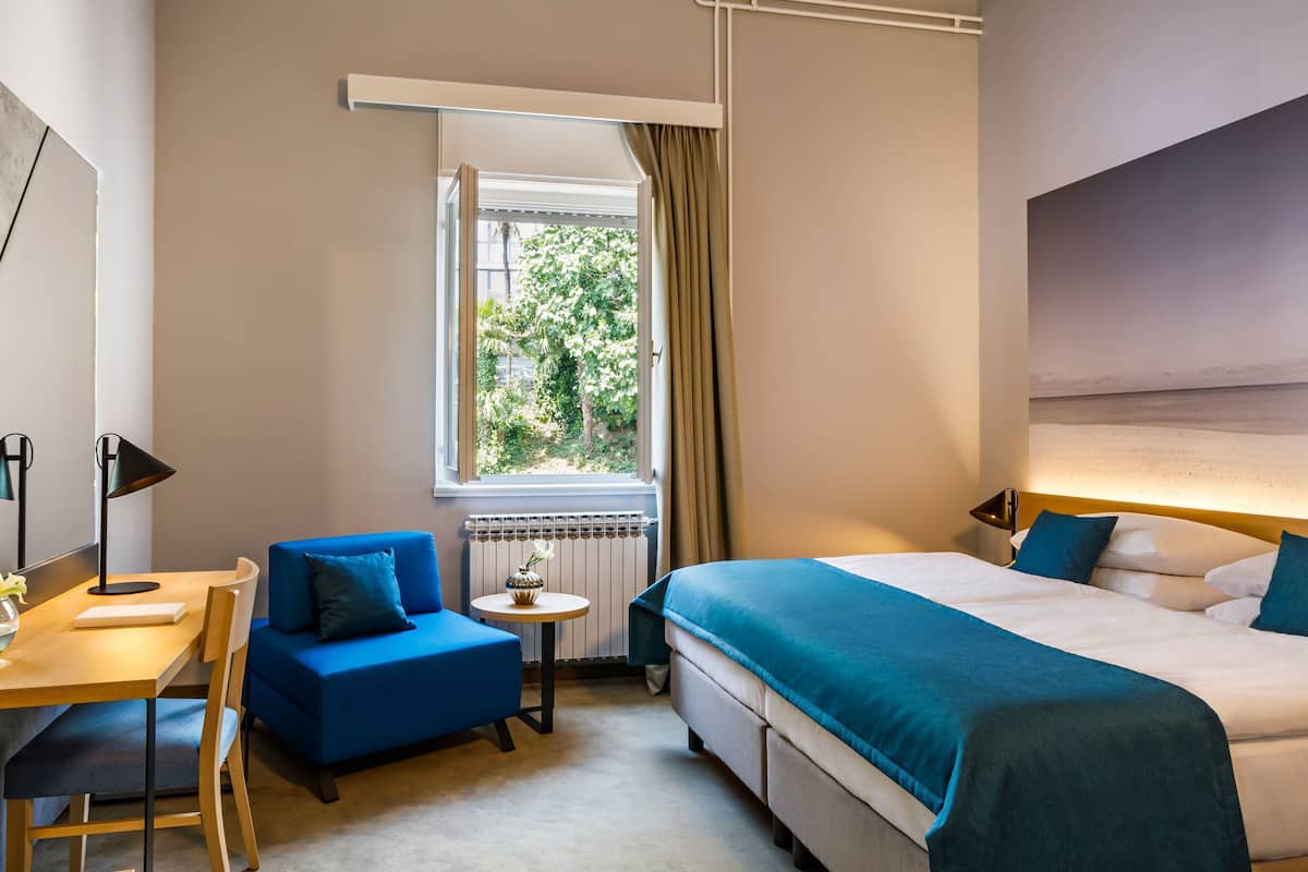 Standard Twin Room | 1 bedroom, in-room safe, desk, laptop workspace