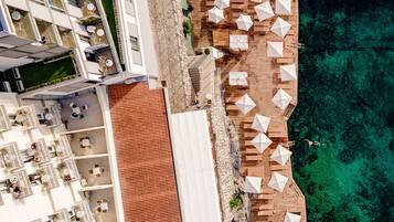 Vlak bij het strand, yoga, een strandbar